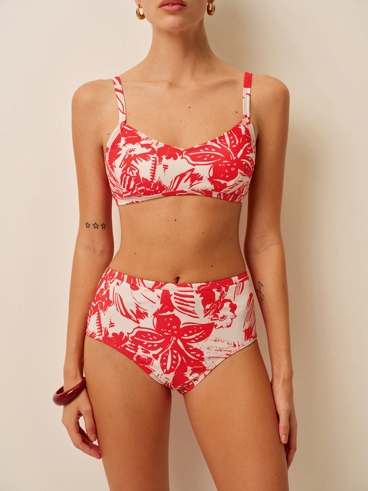 Canlı Tropikal Desenli Bikini Takımı Şık Metal Kapatma ile