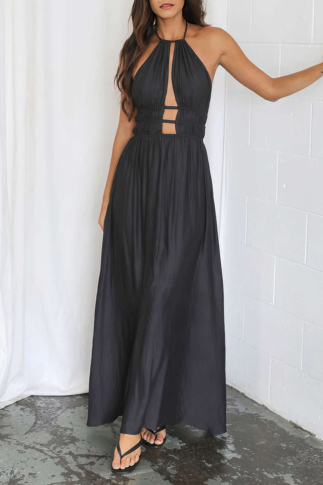 Halter Yaka Kesik Detaylı Kolsuz Maxi Elbise