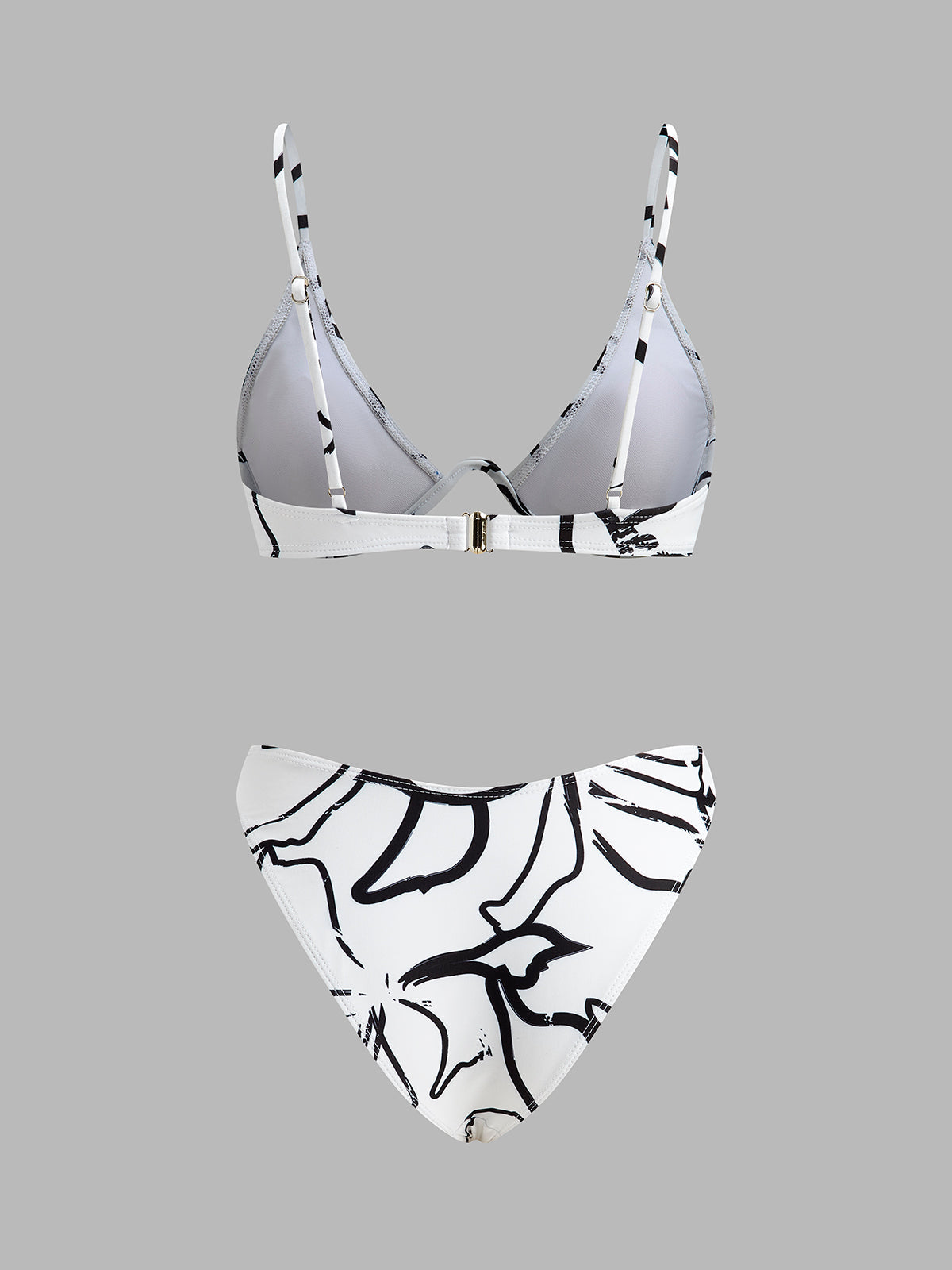 Şık Soyut Üçgen Bikini Takımı ile Trendy Plaj Görünümü